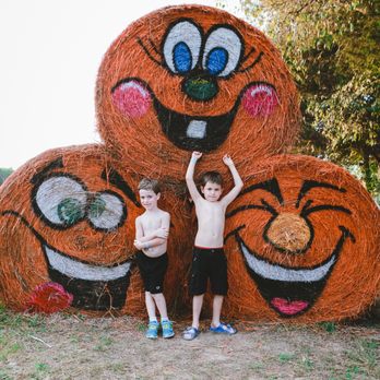 Lucky Ladd Farms - Another fun photo op. - Zoos Near Me - Eagleville, Tennessee
