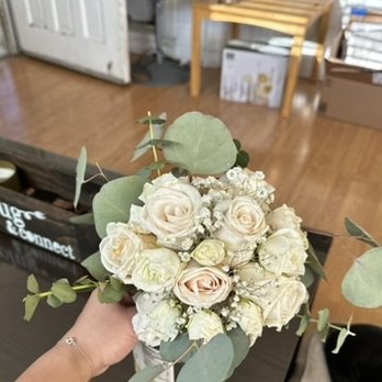 Lemon Sauce Events - Simple, small classic wedding bouquet. - Party & Event Planning Near Me