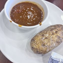 Drury Plaza Hotel Mt. Vernon - Baked potatoes and chili during the kickback snack time