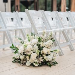 Beautiful arrangements to decorate the aisle.