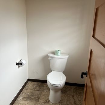 Kilauea Military Camp - toilet room in master bedroom - Vacation Rentals Near Me - Volcano, Hawaii Kilauea Military Camp - toilet room in master bedroom - Vacation Rentals Near Me - Volcano, Hawaii