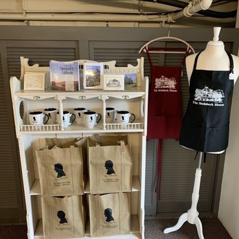 Steinbeck House Restaurant - Lots of postcards, bags, aprons with Steinbeck silhouette - American Near Me - Salinas, California