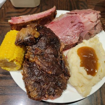 Gran Via Buffet - Prime rib was actually not overcooked for once. And I got the end cut as well - Buffets Near Me - Thackerville, Oklahoma
