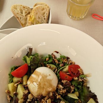 Ai Vicoli - Insalata Mista mit Tomaten, Burrata und Nüssen 13 € - Italian Near Me - Trento, Tennessee
