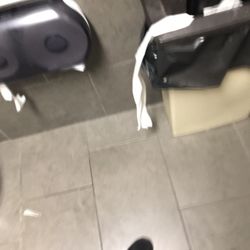 7-Eleven - Bathrooms need cleaned