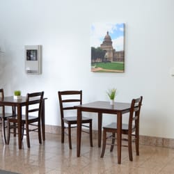 Austin Diagnostic Clinic - Lakewood - Bistro table and chairs are available in the lobby