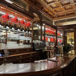 Demel - Bar area sans customers, towards their closing time