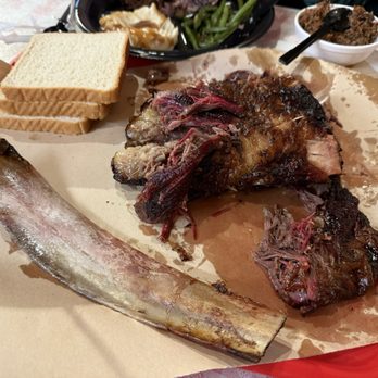 Black's Barbecue Lockhart - Beef rib, chopped brisket, mashed potatoes, green beans, white bread. - Barbeque Near Me - Lockhart, Texas