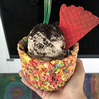 Midtown Creamery - Oreo Ice cream in a fruity pebbles bowl - Desserts Near Me - Miami, Florida