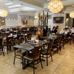 Love Phò N' Mor - Indoor tables