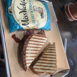 Café Lentz - Pamento cheese and bacon sandwich with chips