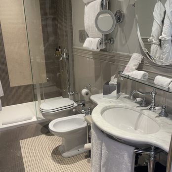 Château Monfort - Beautiful bathroom - Hotels Near Me - Milan, Michigan Château Monfort - Beautiful bathroom - Hotels Near Me - Milan, Michigan