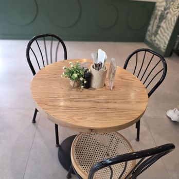 Café Bastille Miami Beach - Cafe Bastille table arrangement - Cafes Near Me - Miami Beach, Florida Café Bastille Miami Beach - Cafe Bastille table arrangement - Cafes Near Me - Miami Beach, Florida