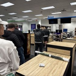 FedEx Office Print & Ship Center - 6/11 parties waiting in line. Only one cashier.
