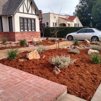 Earth-Tones Landscaping - Main planting area with mulch. - Landscaping Near Me Earth-Tones Landscaping - Main planting area with mulch. - Landscaping Near Me