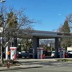 Circle K - Attendant cleaning pump with a rag.