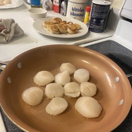 scallops in a frying pan