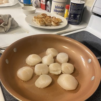 Edisto Seafood - scallops in a frying pan - Seafood Markets Near Me - Edisto Island, South Carolina