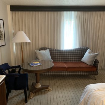 Omni Charlottesville Hotel - Seating area in deluxe king - Hotels Near Me - Charlottesville, Virginia Omni Charlottesville Hotel - Seating area in deluxe king - Hotels Near Me - Charlottesville, Virginia