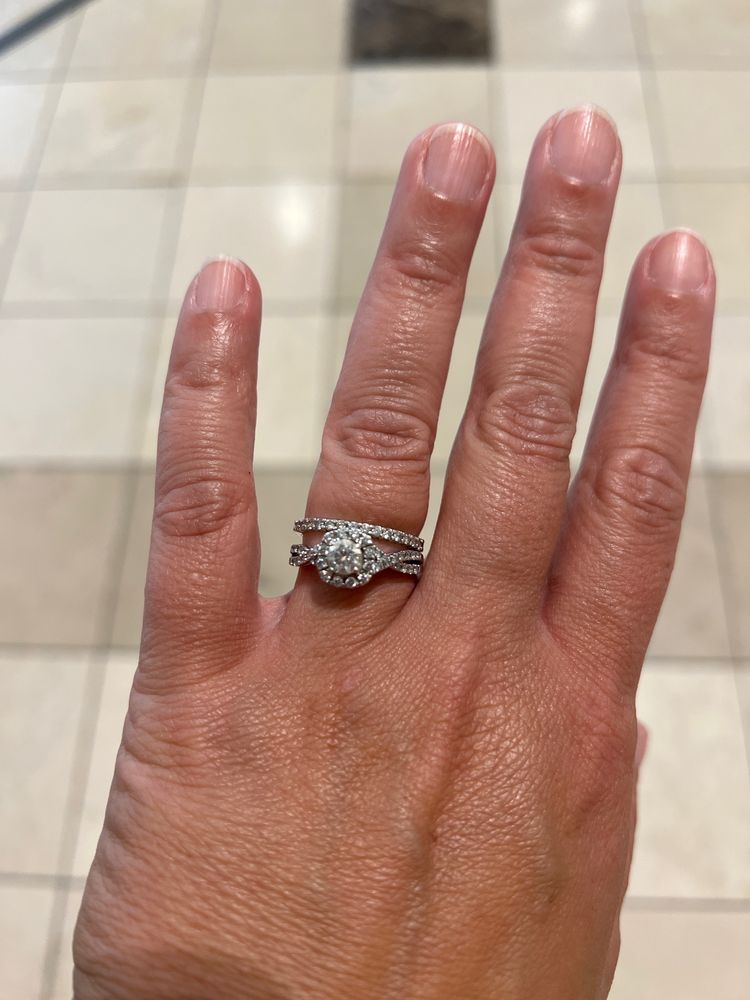 ZALES JEWELERS Updated September 2024 119 Four Seasons Town Ctr