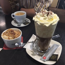 Häagen-Dazs - Two scoops of ice cream and toppings, Viennese coffee, and a regular coffee.