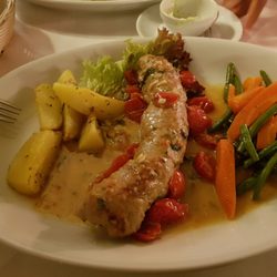 Casa di Campo - Schweinefilet gefüllt mit Käse und Schinken, Rosmarinkartoffeln und Gemüse. Himmlisch ;o)