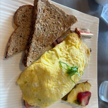 Moena Café - Denver omelette - Cafes Near Me - Honolulu, Hawaii Moena Café - Denver omelette - Cafes Near Me - Honolulu, Hawaii