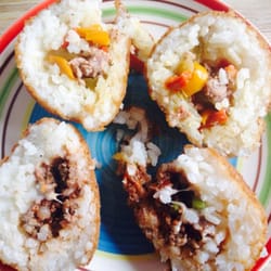 Mamma Gina - Arancini Randazzo (bœuf haché, mozza, petits pois) et Etna (saucisse, poivrons)