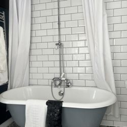 The Highway Inn - Our shower