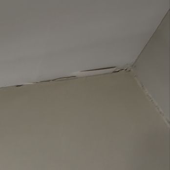Econo Lodge Inn & Suites - Another crack in ceiling - Hotels Near Me - Monroe, Michigan Econo Lodge Inn & Suites - Another crack in ceiling - Hotels Near Me - Monroe, Michigan