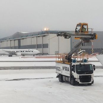 Helsinki-Vantaan Lentoasema - It's now our turn to be deiced before taking off toward warmer weather and palm trees. https://www.youtube.com/watch?v=eB0aROCl530 - Airports Near Me - Vantaa, 18