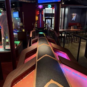 Puttshack - Philadelphia - Mini Golf Near Me - Philadelphia, Pennsylvania