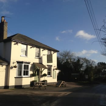 Crown - Outside the Crown - Pubs Near Me - Stevenage, HRT
