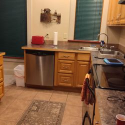 Hercules Inn - A full kitchen with a fridge, oven, dishwasher and microwave