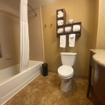 Hampton Inn Deming, NM - The room bathroom - Hotels Near Me - Deming, New Mexico Hampton Inn Deming, NM - The room bathroom - Hotels Near Me - Deming, New Mexico