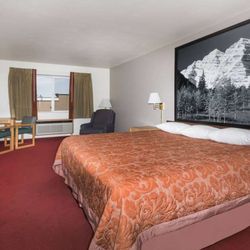 Super 8 by Wyndham Fruita - Guest room