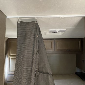 Cruise America - Broken curtains - RV Rental Near Me - Elk Grove, California Cruise America - Broken curtains - RV Rental Near Me - Elk Grove, California