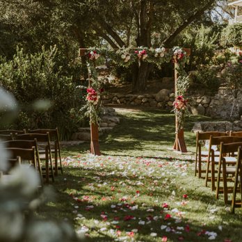 Ojai Blooms - Arch & aisle decor - Florists Near Me Ojai Blooms - Arch & aisle decor - Florists Near Me