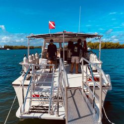Paradise Scuba - Paradise Scuba Boat with Capt and Head Dive Instructor.