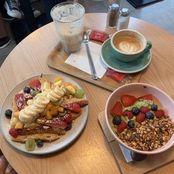 Mirlo's - Breakfast - bowl avocado + wentelteefjes met vers fruit en 2 x koffie - Coffee & Tea Near Me - Antwerp, VAN Mirlo's - Breakfast - bowl avocado + wentelteefjes met vers fruit en 2 x koffie - Coffee & Tea Near Me - Antwerp, VAN