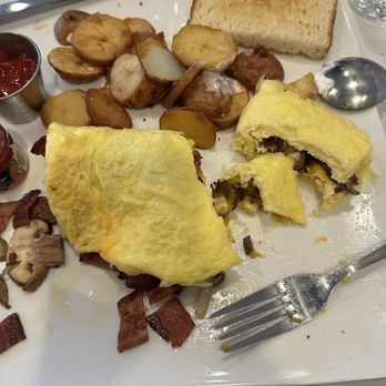 Reflect Bistro - Bacon, mushroom, cheddar omelet with potatoes and sourdough - Bars Near Me - Traverse City, Michigan