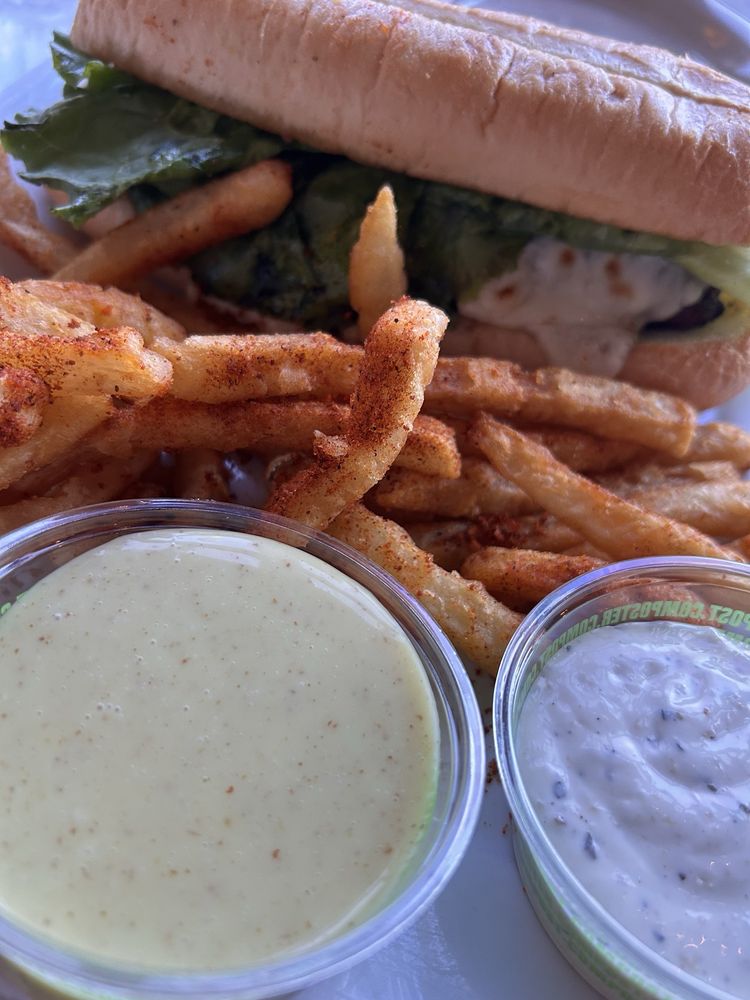 The Lakehouse Grille Logo