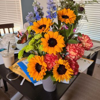 Xinai's Flowers - Flower arrangement - Floral Designers Near Me Xinai's Flowers - Flower arrangement - Floral Designers Near Me