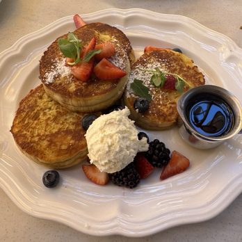 Chéri Rooftop - French Toast with berries, butter and maple syrup - Lounges Near Me - Las Vegas, Nevada Chéri Rooftop - French Toast with berries, butter and maple syrup - Lounges Near Me - Las Vegas, Nevada
