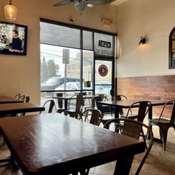 Listo el Pollo - Interior seating area