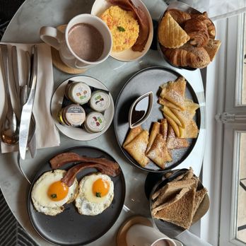 Hôtel Vernet - Room service breakfast. Best crepes ever!!! - Hotels Near Me - Paris, 75