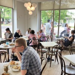 Black Walnut Bakery - The sunny dining room gets load!