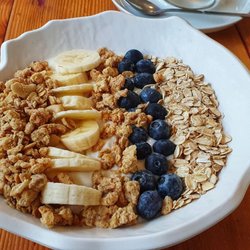 Café am Markt - Müsli Bowl mit gewählten Zutaten (per Ankreuzzettel, 4 Zutaten frei, weitere 0,60€)