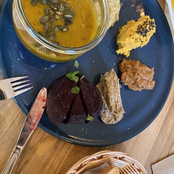Schwung & Schwebe - Beets, pumpkin soup, hummus and other spreads - German Near Me - Leipzig, SN Schwung & Schwebe - Beets, pumpkin soup, hummus and other spreads - German Near Me - Leipzig, SN