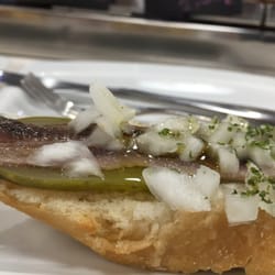 Anchoica con pepinillo y cebolla